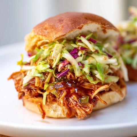 BBQ Chicken Sliders mit Krautsalat