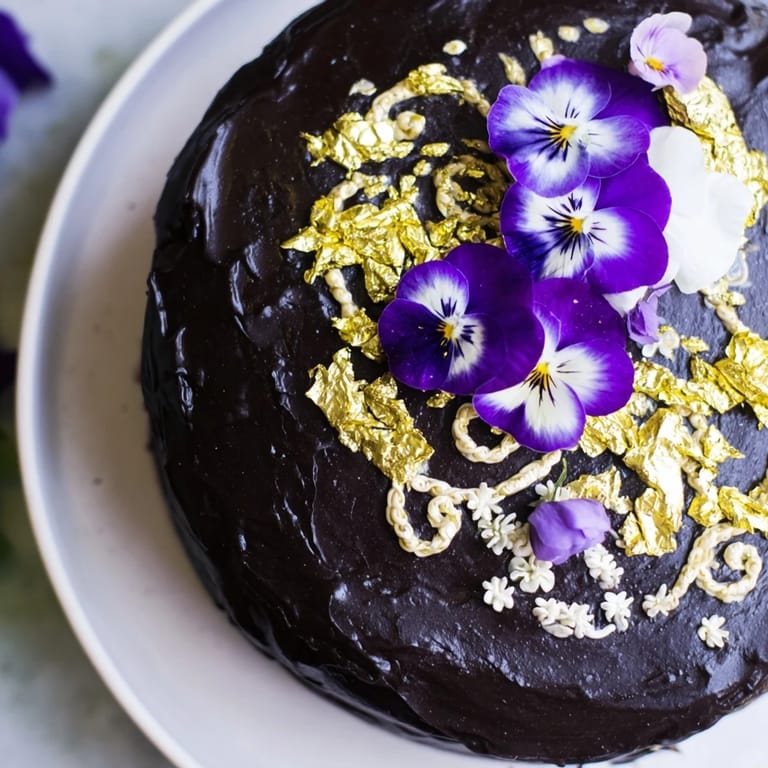 Dekadenter Wild Rat Cake, ein süßer Traum, geschmückt mit Blattgold und feinen, essbaren Details.