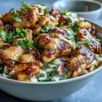 Früher, saftiger Hähnchen-Filet auf würziger Kokosreisbasis, verfeinert mit knackigem Rotkohl und Karotten in einer cremigen Erdnusssauce.